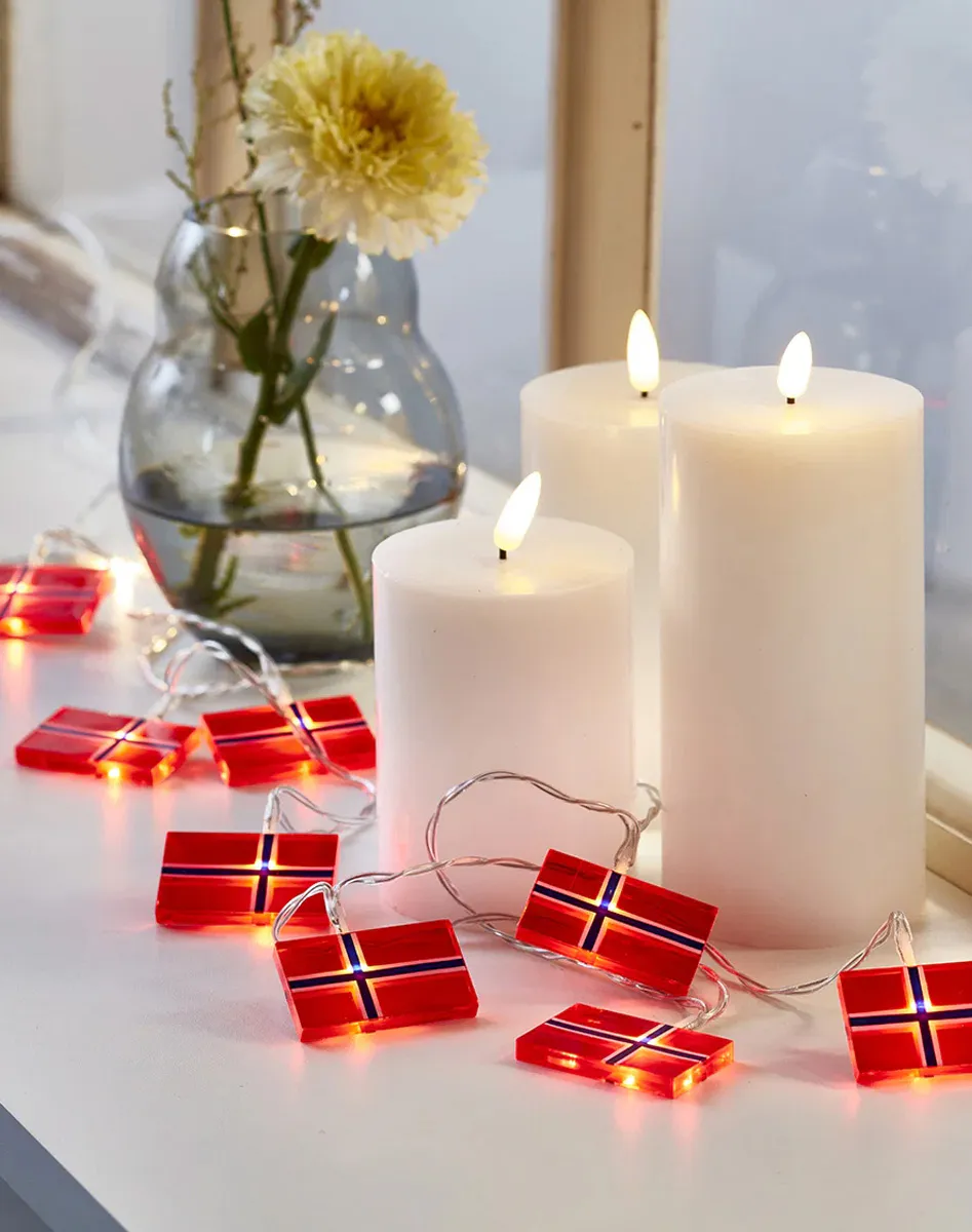 LED-lysslynge med 10 norske flagg x 230 cm 