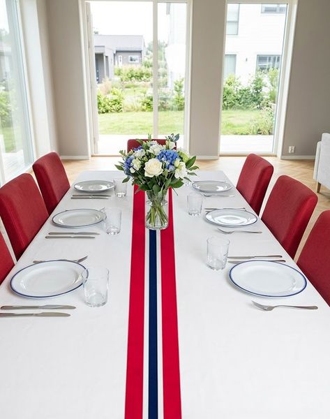 Hovedbilde Bordduk med norsk flagg - 140 x 180 cm
